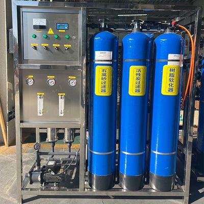 Instalación de ósmosis inversa con tres tanques unipolares de PVC de 0,5 toneladas para espacios pequeños